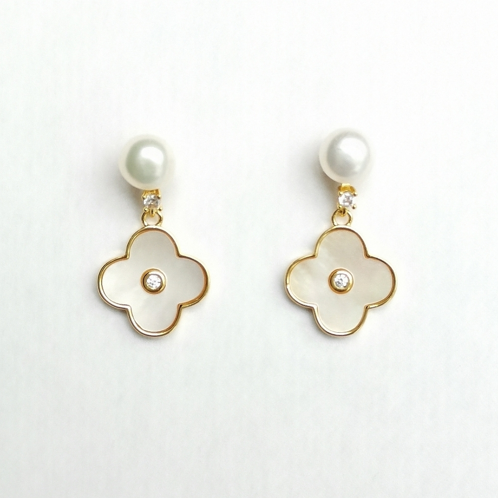 Pearl 14k Gold Earrings Mother of Pearl Clover Stud 🆕